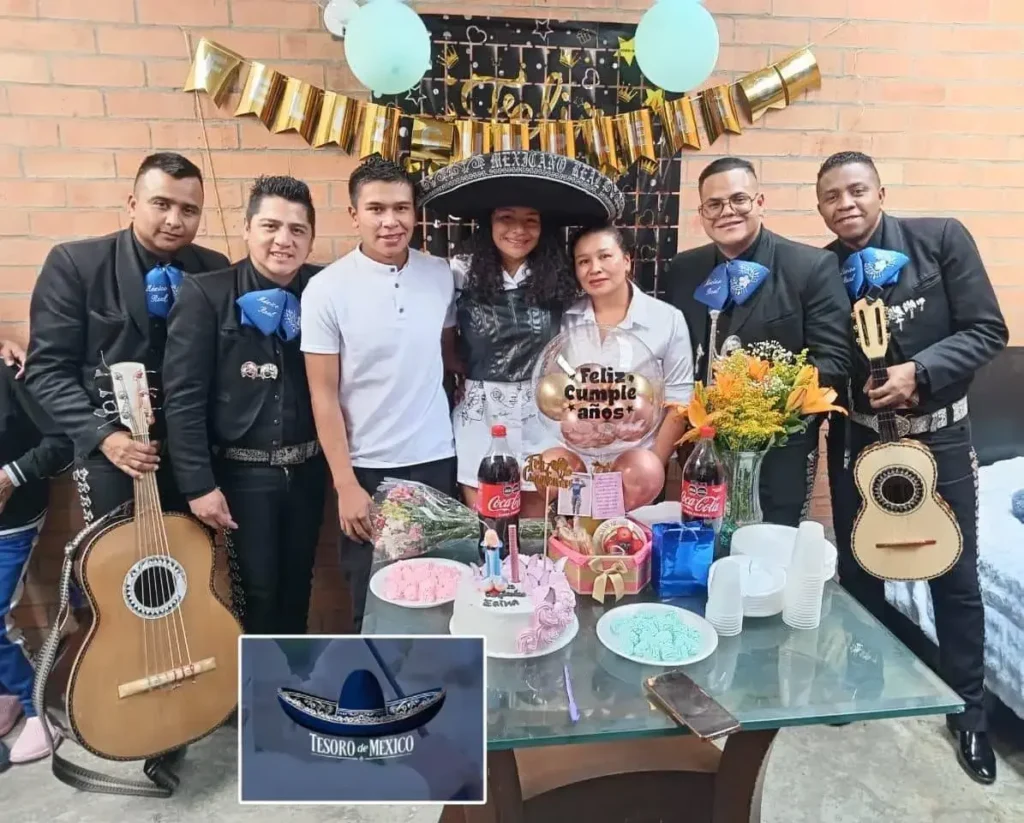 Mariachis en Bogotá cantando en una fiesta de cumpleaños.